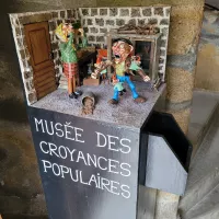 Figurines à l'entrée du Musée des croyances populaires du Monastier sur Gazeille en Haute-Loire. Figurines réalisées par Patrice Rey