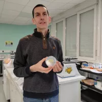 Nicolas Debrus, professeur de biotechnologie au lycée Blaise Pascal de Châteauroux portant ce blob. © RCF - Hugo Sastre.