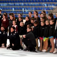 Des champions entourés de jeunes patineurs du club tourangeau © Zoé Blutel