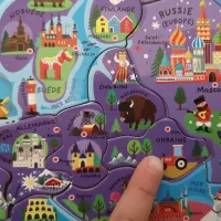 Puzzle d'Europe avec doigts d'enfants sur l'Ukraine et la Russie ©2022 RCF Haute-Savoie