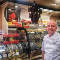 Frédéric Roy devant sa vitrine - Boulangerie roy Le Capitole à Nice 