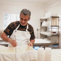 Eric Prioré dans la chèvrerie de Septèmes-les-Vallons. Nina Pavan