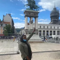 Nabila devant la statue de Vercingétorix place de Jaude