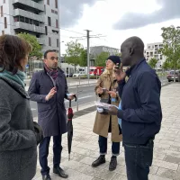 Thomas Cazenave et l'équipe de campagne La République en marche dans le quartier Ginko pour une des dernières opérations de campagne du parti ©Justin Lainé.