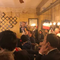 Les militants d'Emmanuel Macron ce dimanche 10 avril 2022 étaient au bar le Zinzin pour les résultats du premier tour © CG.