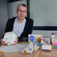 Olivier Moysan, le directeur de l'usine Graphic Packaging de Cholet, montre les trois nouveaux emballages que l'entreprise a créés pour McDonald's. ©RCF Anjou