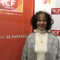 Brigitte Plateau dans le studio de RCF Isère