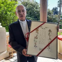 Mgr Marceau avec un de ses cadeaux: le Notre Père en niçois - RCF 