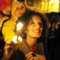 Fidèles pendant la procession, les cierges sont allumés pour la Résurrection, Samedi de la Pâques Orthodoxe, paroisse de la Très Sainte Trinité, crypte de la cath. Saint Alexandre Nevsky, Paris ©Gilles RIGOULET/CIRIC