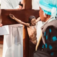 La vénération de la croix lors du Vendredi saint ©CPP/CIRIC