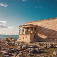 Portique des caryatides, temple de l'Érechthéion à Athènes ©Unsplash