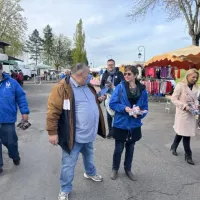 L'équipe du Rassemblement national menée par Edwige Diaz (à droite) mène une opération de tractage sur le marché de Blaye © Justin Lainé pour RCF Bordeaux.