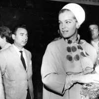 ©  Wikimedia Commons. Romy Schneider à l'aéroport de Madrid en 1965.