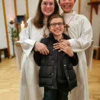Justine, Nicolas et leur petit frère, servants de messe dans le secteur de Theix 