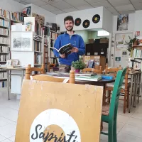 Baptiste Davout dans le café-librairie solidaire à Brest. ©Julie Rolland