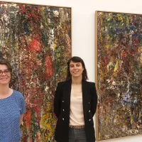 Christelle Manfredi et Mélanie Lerat devant les Saisons d'Eugène Leroy