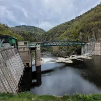 La retenue d'eau du barrage de Poutès a été abaissée de 20 à 7 mètres de haut. Les 3 vannes qui permettaient d'évacuer l'eau en cas de crue ont été supprimés ainsi que la structure qui a été déconstruite. A gauche : la prise d'eau © Martin Obadia