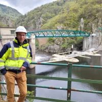 Sylvain Lecuna, délégué territorial EDF hydro Loire-Ardèche devant le nouveau barrage de Poutès © Martin Obadia