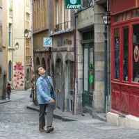 © Cine Nomine - Claire Nicol - Le personnage de Clovis Cornillac dans le Vieux Lyon