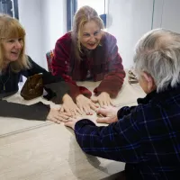 Le résident d'un Ehpad reçoit la visite de sa famille derrière une vitre en pleine crise sanitaire, Villeneuve-Saint-Georges, le 12/11/2020 ©GEOFFROY VAN DER HASSELT / AFP