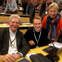 Mgr Ulrich, Benjamin Florin et Brigitte Freyss lors d'une des assemblées à Lourdes  © Diocèse de Lille