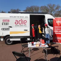 Aurélie Buffault devant le bus de l'ADIE (au centre de la photo) © ADIE du Cher.