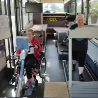 Annick et Martine débutent leur séance de sport santé par cinq minutes d'échauffement. ©RCF Anjou