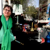Sandra Le Guillard devant son atelier, Le Petit Monde d'Huguette