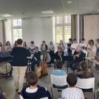 Les musiciens de Mademoiselle de Guise et la Maîtrise de Sainte-Anne d'Auray lors d'une médiation culturelle. © RCF Sud Bretagne