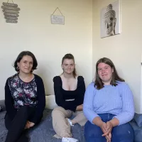 Amandine Zidane, aux côtés d'Emma et Pauline, internes au lycée La Touche. © RCF Sud Bretagne