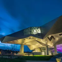 extérieur du musée de nuit - © Ludovic Charlet via Unsplash