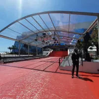 Le tapis rouge a été installé ce matin devant une foule de festivaliers. Photo RCF