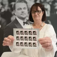 Nathalie Abellone, directrice commerciale chez La Poste, présente le timbre créé à l’effigie de Jeanne Moreau. Photo RCF