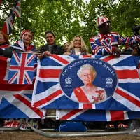 Les fans de la famille royale aux couleurs du jubilé de la reine, à Londres, le 02/06/2022 © Ben Stansall / AFP