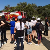 Les collégiens devant le camion de pompier