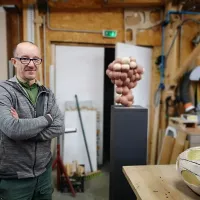 William Laperriere, sculpteur sur bois à Epagny ©2022 RCF Haute-Savoie