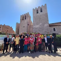 Le président de la Région Sud Renaud Muselier et les élus locaux entourent les pèlerins à leur arrivée à Marseille. DR