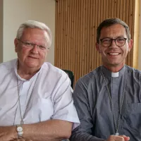 Mgr Jean-Louis Balsa (à gauche), Mgr Emmanuel Gobilliard - © RCF Lyon