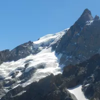 Point culminant de La Meije à 3984 m accompagné de son glacier. (crédits : Guillaume Froment)