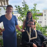 Antoine avec Marie-Angélique et Marie, deux de ses auxiliares de vie - © RCF Lyon (Didier Rodriguez, 2022)