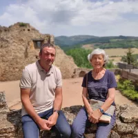 Bruno Dumas et Claudette Dénéanne sont fiers du label "petite cité de caractère" décerné à leur village © 2022 RCF Lyon (Didier Rodriguez)