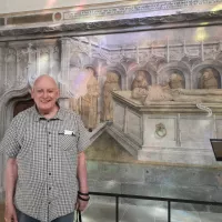 Christian Regat, historien, devant le trompe l'oeil de l'église Saint-Maurice d'Annecy ©RCF Haute-Savoie