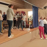 L'équipe S'Team et les élèves dans l'amphithéâtre du collège Saint Louis de Saint Jean Brévelay ©RCF Sud Bretagne