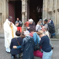 Comme le veut la tradition, le nouveau prêtre bénit les fidèles ©RCF