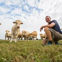 Clément Traineau, agriculteur et membre du bureau territorial de la Chambre d’agriculture de l’antenne des Mauges en charge de l'installation-transmission - © Cécile Muzard Photographe 