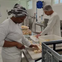 A Brain-sur-Allonne, la conserverie antigaspi OrNorme cuisine les fruits et légumes hors calibre pour éviter qu'ils soient jetés. ©RCF Anjou