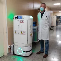 "Toute la journée, le robot fait des allers-retours entre la pharmacie et le service d'oncologie", explique Eric Lemonnier, responsable logistique à l'hôpital de Cholet. ©RCF Anjou