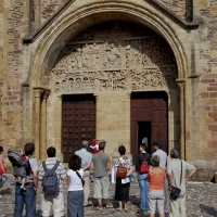 Visiteurs devant l'abbatiale de Conques, dans l'Aveyron ©Luc OLIVIER/CIRIC