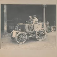 Amédée Bollée père et fils au volant du torpilleur - Photographie cliché Bollée 1898 - Archives départementales