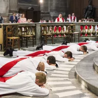 Prostration des ordinands, lors de la messe d'ordinations sacerdotales célébrée en l'église Saint Sulpice, Paris, en 2020 ©Corinne SIMON/CIRIC